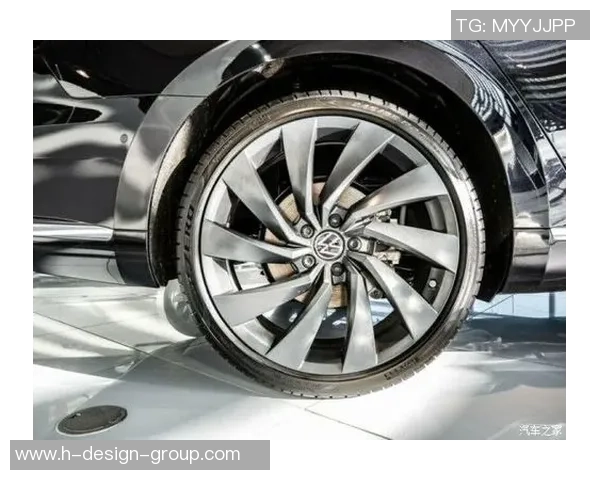 足球明星卡卡汽车摆件完美融合运动激情与时尚风格的独特装饰品 足球明星卡卡汽车摆件完美融合运动激情与时尚风格的独特装饰品